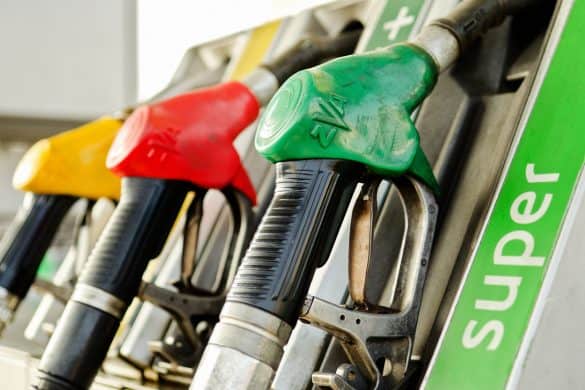 Prezzi dei carburanti in calo: la benzina tocca i livelli del 2022